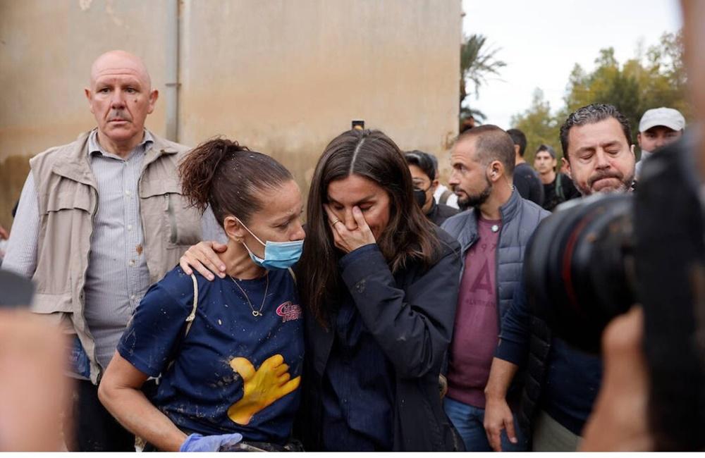 萊蒂齊亞期間不禁流淚,費利佩六世亦有聽取救援人員匯報,逗留約2小時後,由保安護送離開。(X)