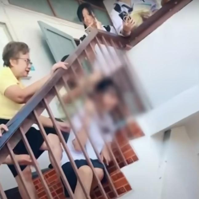 受困女學生引起行經的同學和教職員注意,很快便有6、7個人圍著她。(YouTube)