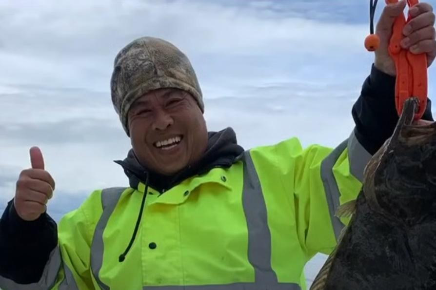 父親Prasong原先緊緊抓住保溫箱,但後來選擇放手,讓躲在保溫箱內的兒子能飄到更遠的地方獲救。(X)