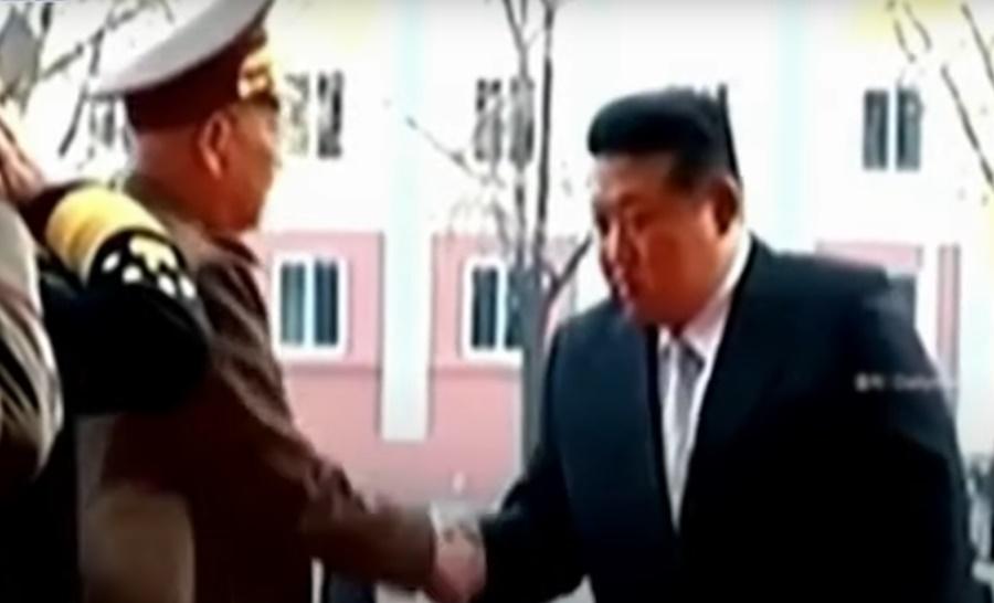最後金正恩似乎用眼神暗示軍官,對方才趕緊與金正恩握手。(YouTube)