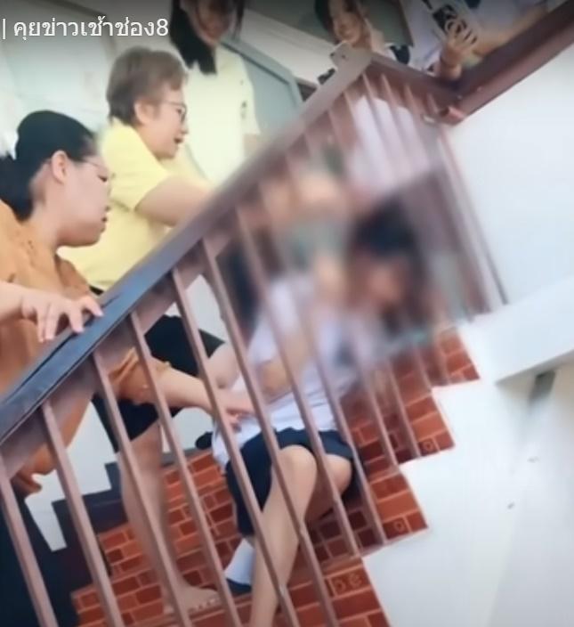 女學生雖然尷尬,卻跟同學們有說有笑。(YouTube)