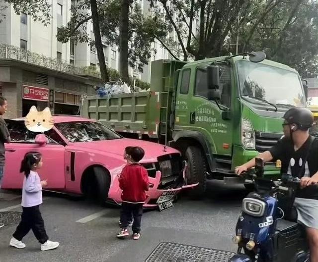 網民熱議貨車司機要如何賠償。(微博)