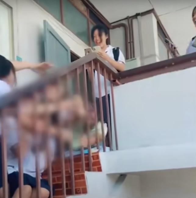經過幾番折騰,受困女學生最終在幾名職員協助下成功脫險。(YouTube)