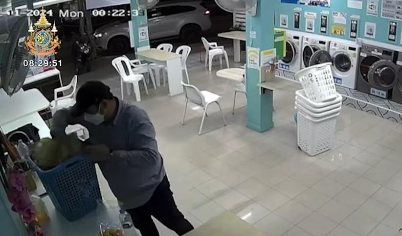 男子在別人裝有衣物的籃子裡翻摷。(FB)
