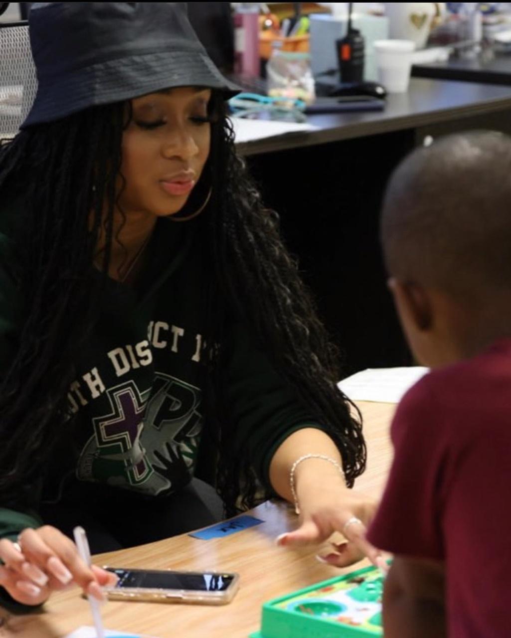 26歲女歌手Jada Arnell Thomas在演唱會結束後與歌迷簽名握手期間遭受槍擊。(IG)