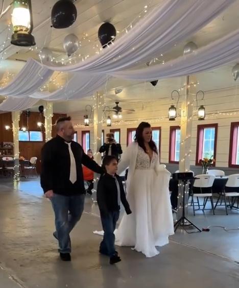 Kalina和Shane看到婚禮現場的桌椅完全空蕩蕩,神情有點強顏歡笑。(X)