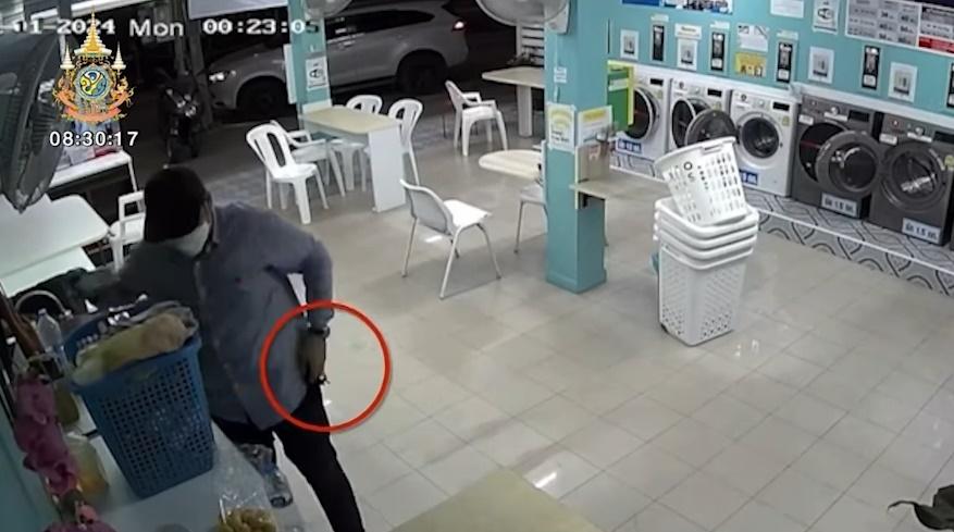 將一條黑色內衣拿出並迅速收到褲袋。(FB)