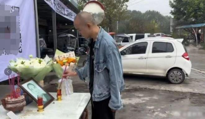 兇案死者兒子在家門口擺上了供桌,上面放上父親的遺照和貢品,給父親上香祭拜抗議。(微博)