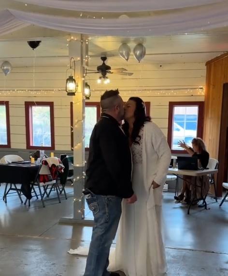 他們還是按照程序,進場、親吻,仍難掩失落。(X)