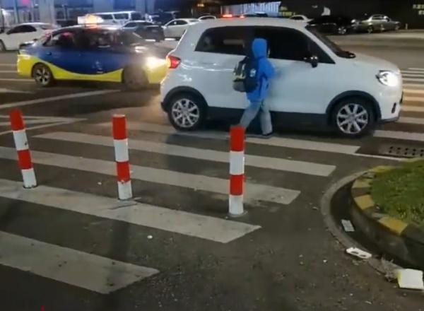小童一邊拉著車門把手跟著跑,一邊哭喊:「不要不要」。(微博)