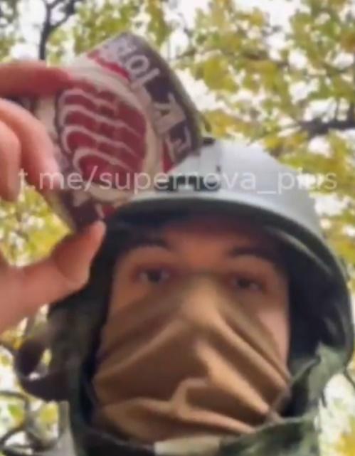 另一段影片則顯示,一名俄兵抱怨在不知情的情況下,吃下狗肉罐頭,令他深感不滿。(X)
