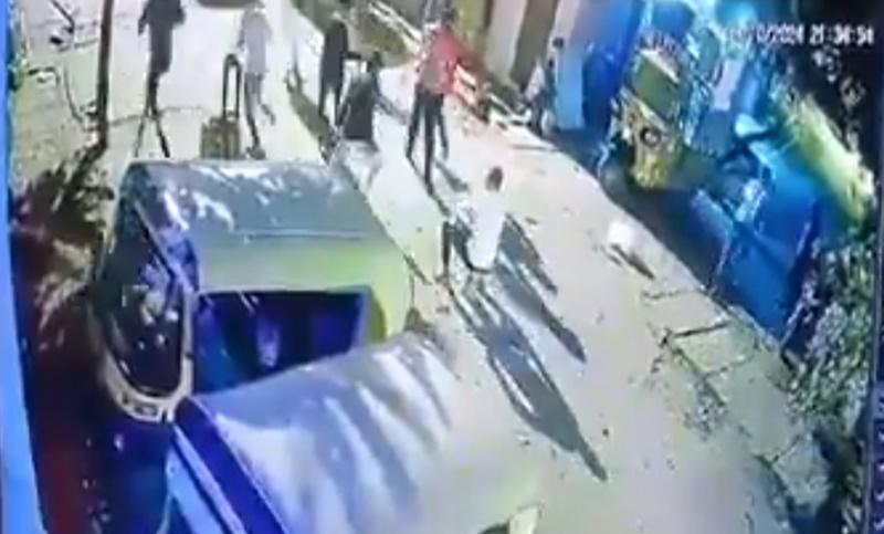 Sabarish決意坐在裝有滿滿炮仗的盒子,一眾友人隨即散開,躲在遠處觀察。(X)