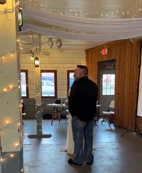 他們還是按照程序,進場、親吻,仍難掩失落。(X)