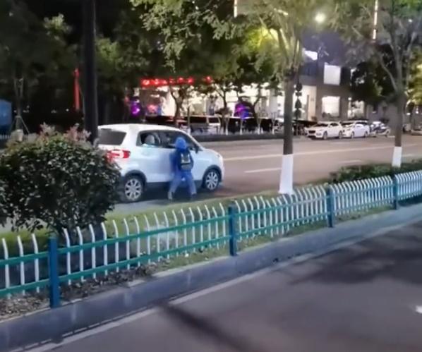 小童一邊拉著車門把手跟著跑,一邊哭喊:「不要不要」。(微博)