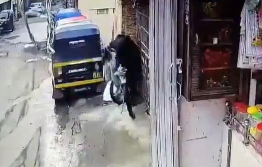 兩名路人看見Yadav急衝下坡,隨即迅速閃開,Yadav卻連人帶車騰空,直撞牆角。(X)