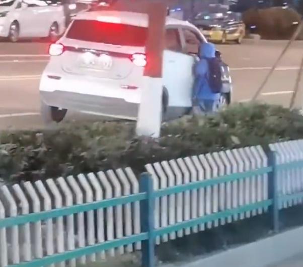 司機連續3次後才讓小童上車。(微博)