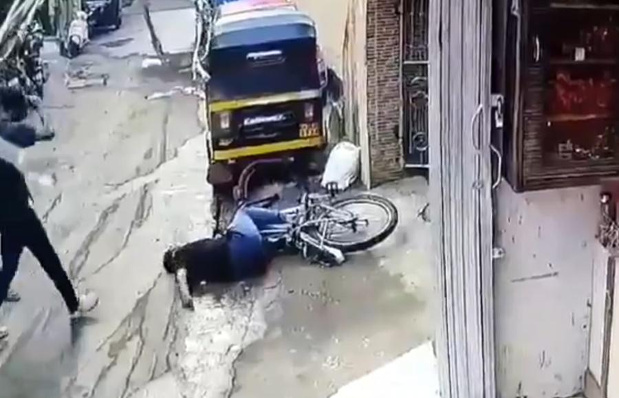 Yadav立即人仰車翻,鮮血直流,沒有反應。(X)