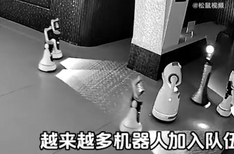 二白開始游說:「跟我回家吧」,其機械人稍為停頓後,便一個二個跟著二白離開展覽廳。(微博)