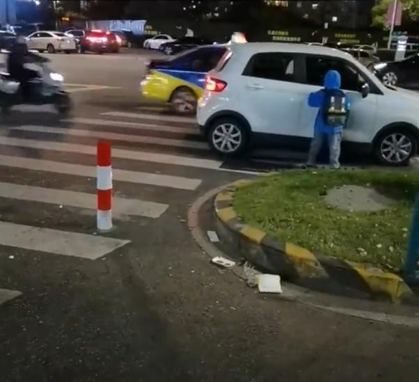 小童一邊拉著車門把手跟著跑,一邊哭喊:「不要不要」。(微博)