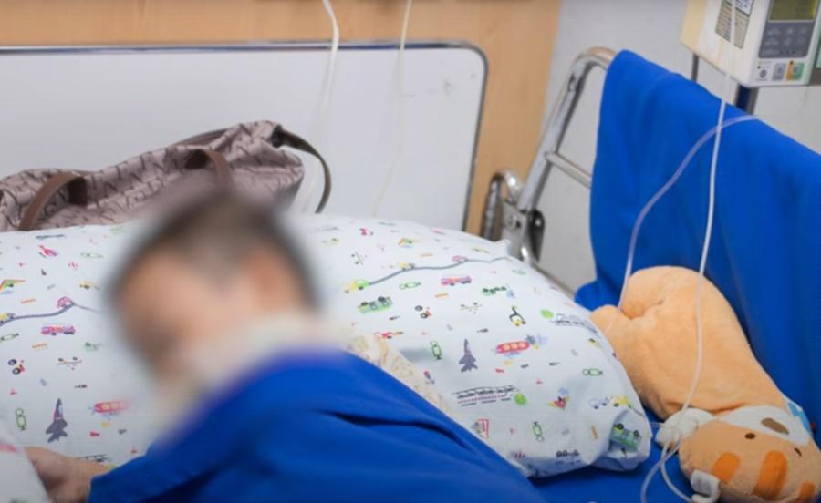 手術4日後,男童恢復狀況良好,已經能夠正常飲食。(網上圖片)