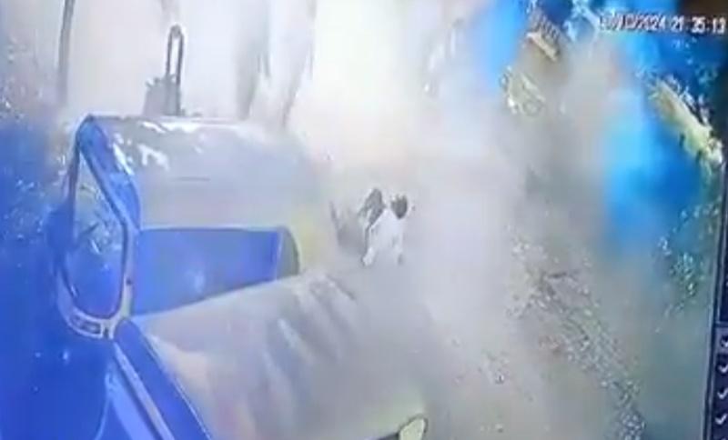 Sabarish曾免力撐著身子坐在地上,但很快倒地不起。(X)