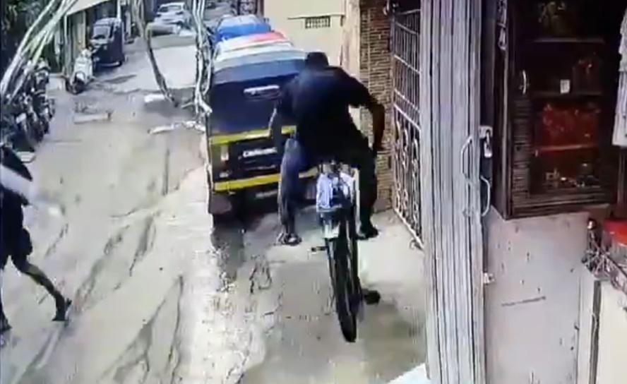 兩名路人看見Yadav急衝下坡,隨即迅速閃開,Yadav卻連人帶車騰空,直撞牆角。(X)