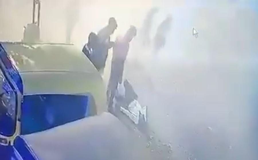 Sabarish曾免力撐著身子坐在地上,但很快倒地不起。(X)