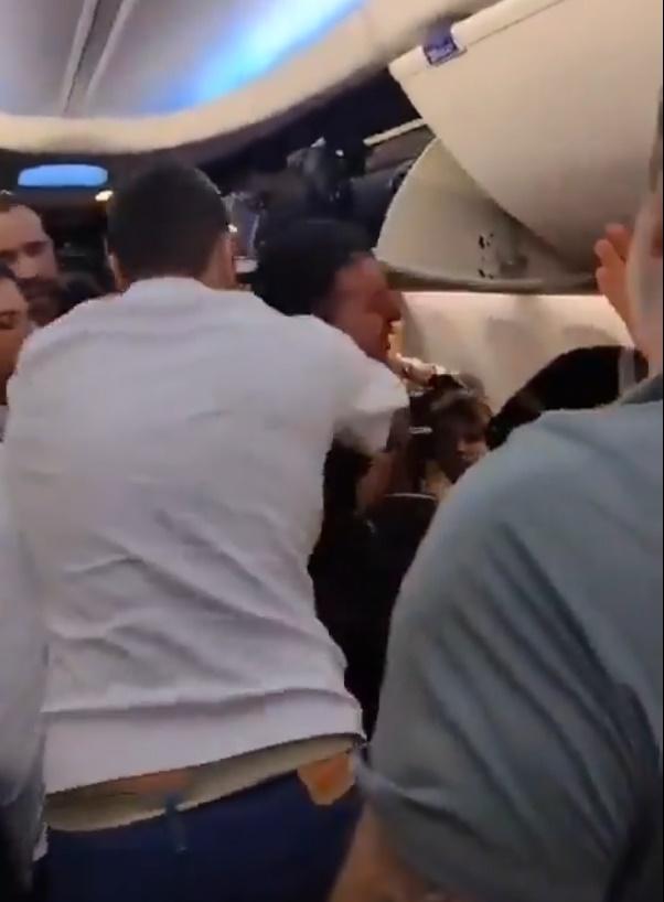 網上流傳影片顯示,一名乘客用鎖喉術控制住男子,機組人員用塑料帶將兇徒捆綁。(X)