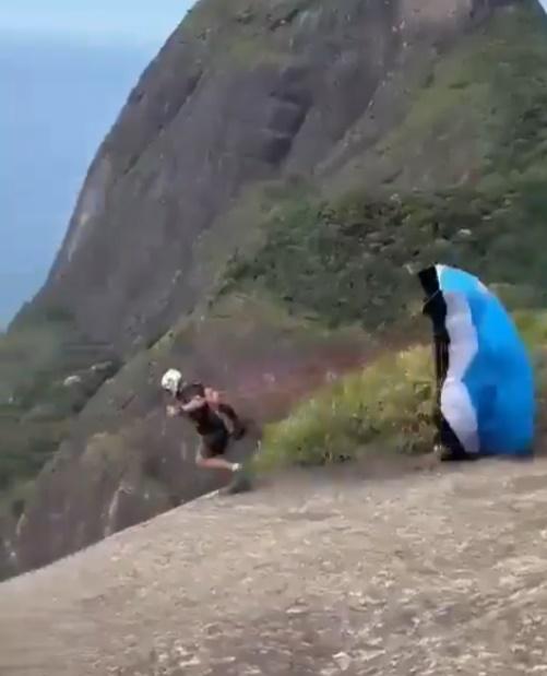 Jose就快速衝下斜坡。(X)