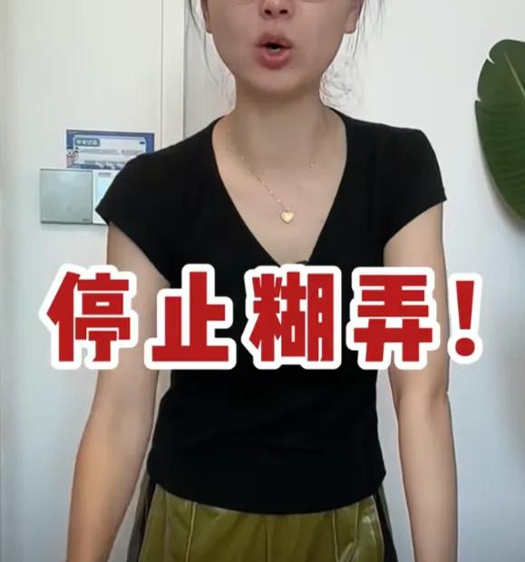 百萬粉絲博主「A萌不太萌」發布測評,發現有品牌宣傳「加大加寬」,實際內裡真正吸水的棉花部分,根本沒有做加寬處理,怒斥:「所有的衞生巾品牌,停止糊弄!」(微博)