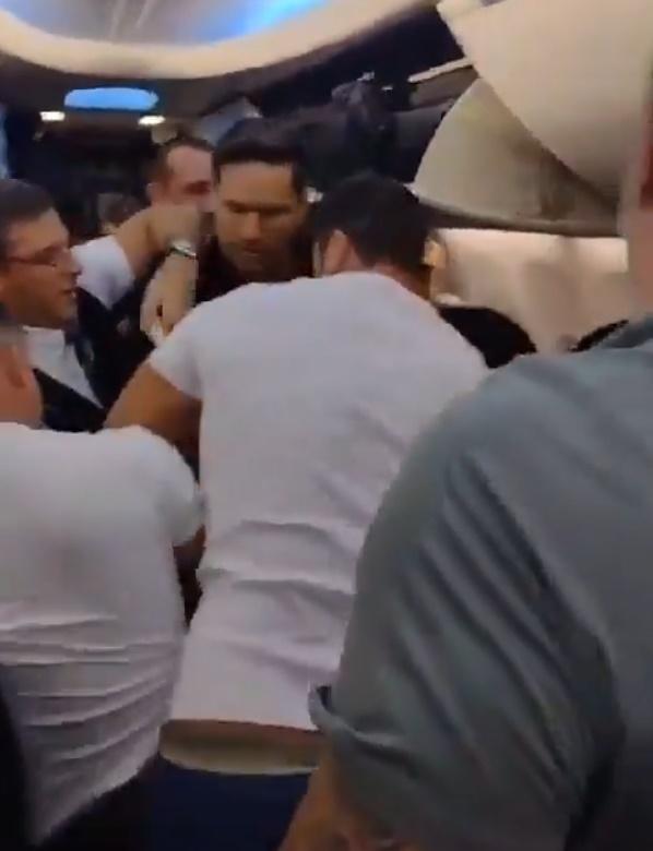 網上流傳影片顯示,一名乘客用鎖喉術控制住男子,機組人員用塑料帶將兇徒捆綁。(X)
