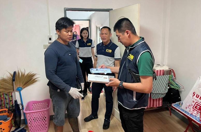 警方當場檢獲涉及手術的注射筒、容器、工具等,設置的手術床和其他設備並不符合衞生標準。(網上圖片)