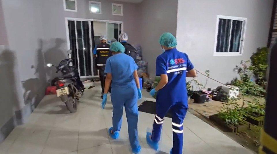 法醫小組約3小時後到場蒐證,詎料Rattaphon突然抽動,還睜開眼睛看向警員,嚇壞在場眾人。(YouTube)