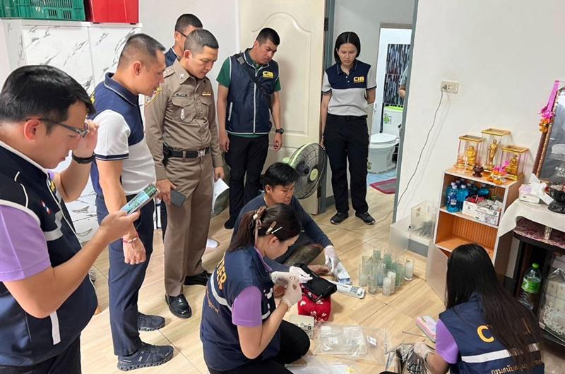 警方當場檢獲涉及手術的注射筒、容器、工具等,設置的手術床和其他設備並不符合衞生標準。(網上圖片)