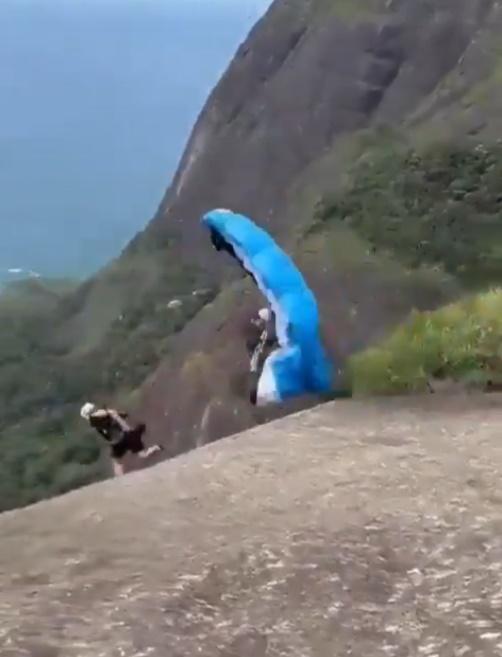 他躍出懸崖邊時,降傘似乎沒有完全打開。(X)