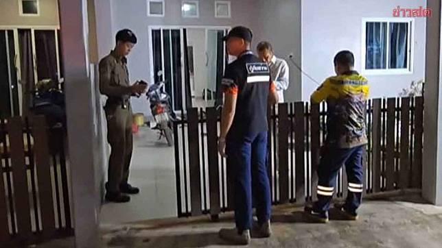 警方接報到場,發現一處民宅內的廚房有一對夫妻倒臥在血泊。(YouTube)