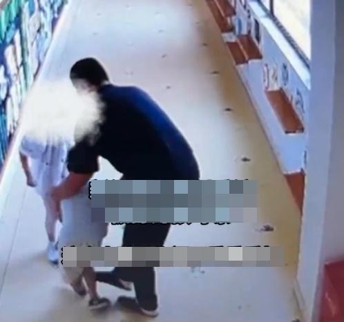 男童企圖掙扎反抗,但被男人用腳輕踢制止。(微博)