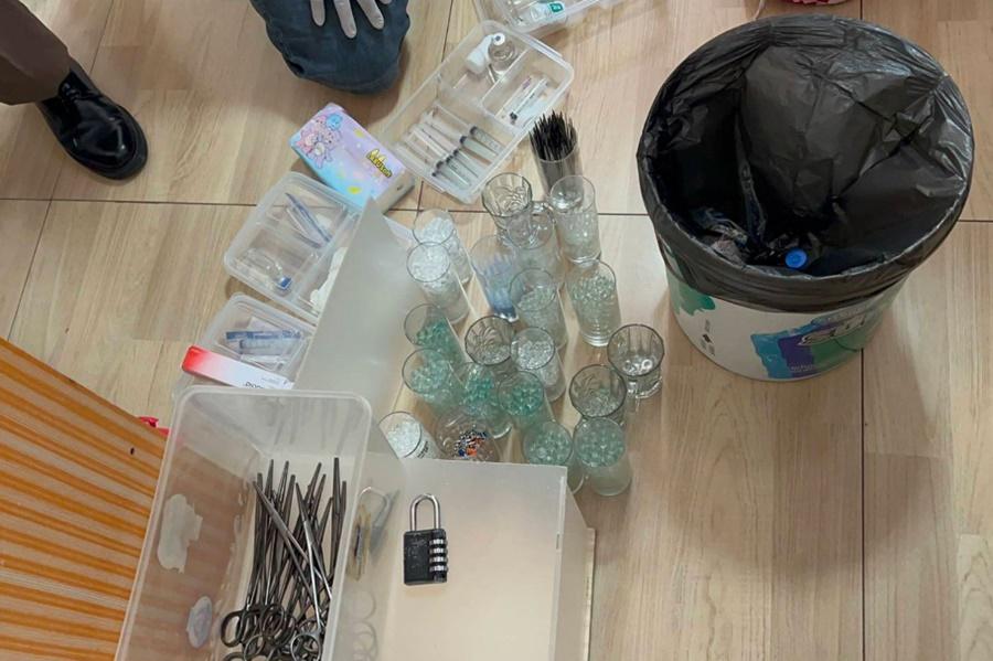 警方當場檢獲涉及手術的注射筒、容器、工具等,設置的手術床和其他設備並不符合衞生標準。(網上圖片)