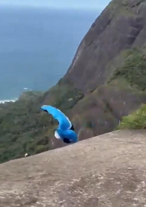 他躍出懸崖邊時,降傘似乎沒有完全打開。(X)