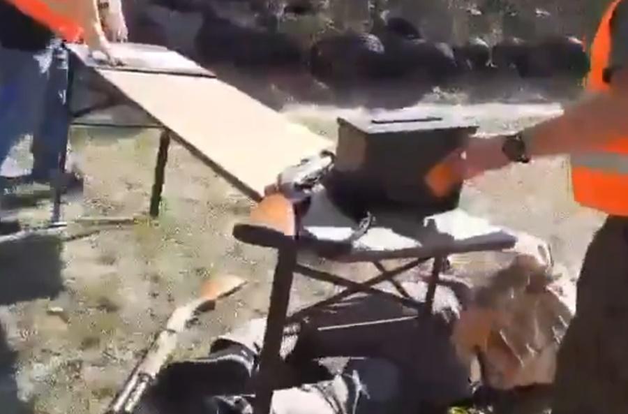 傷者的手緊緊抓住被擊中的右邊臀部上,痛苦的在地上翻滾。(X)