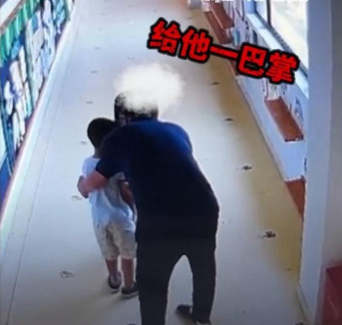 男子捉著男童,鼓勵女兒「踢他」、「用力」、「打臉」、「給他一巴掌」,並多次煽動女兒「再打」。(微博)