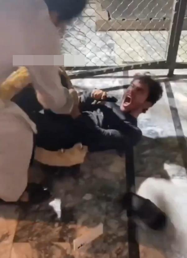 獅子撲倒男子,將他爪住並咬他的腰部,男子相當驚恐和痛楚。(X)