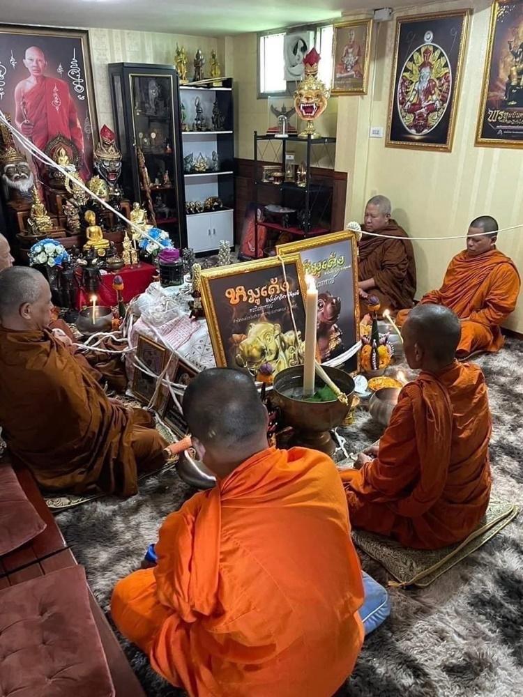 春武里府的阿南普拉帕南佛寺就以彈跳豬的形象,做成佛牌的樣子,由僧侶加持,宣稱可以帶來好運。(X)