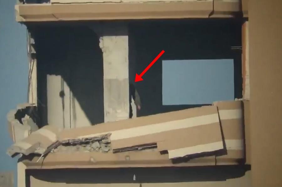 以巴衝突,以軍疑掛住玩手機曝露位置,遭狙擊手一槍擊中。(微博)