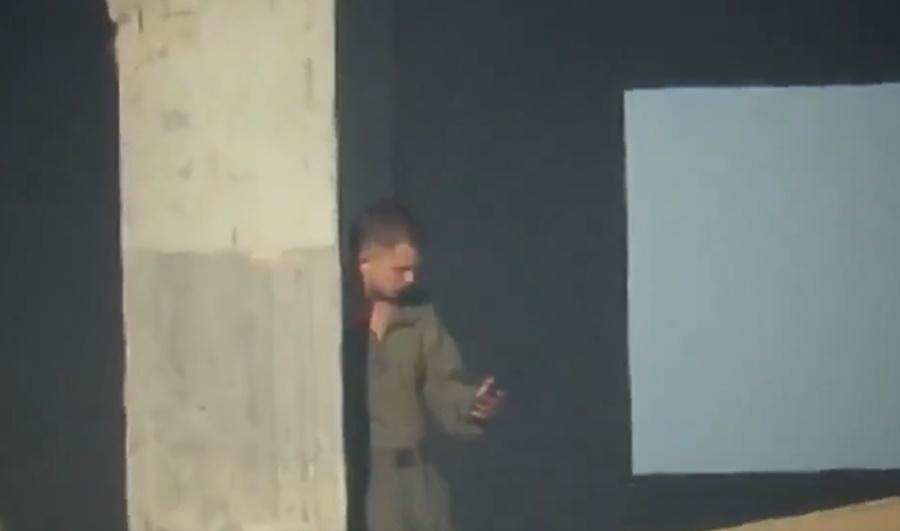 不知道過了多久,他慢慢步出石柱。(微博)