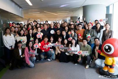 庫克上次來訪中國與微博員工合照。(Tim Cook微博圖)