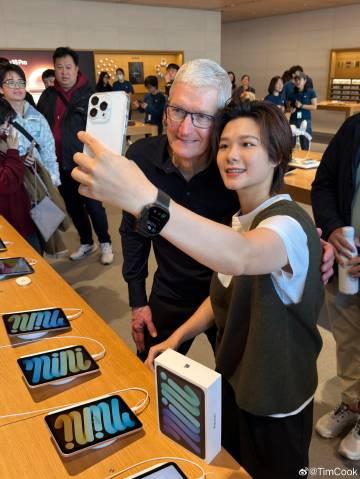 庫克上次來訪中國,並與運動員施廷懋來到Apple三里屯零售店合照。(Tim Cook微博圖)
