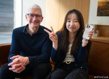 庫克上次與一名曾獲蘋果手表Apple Watch車禍檢測功能在事故獲救的武漢姑娘王玘妍見面。(Tim Cook微博圖)