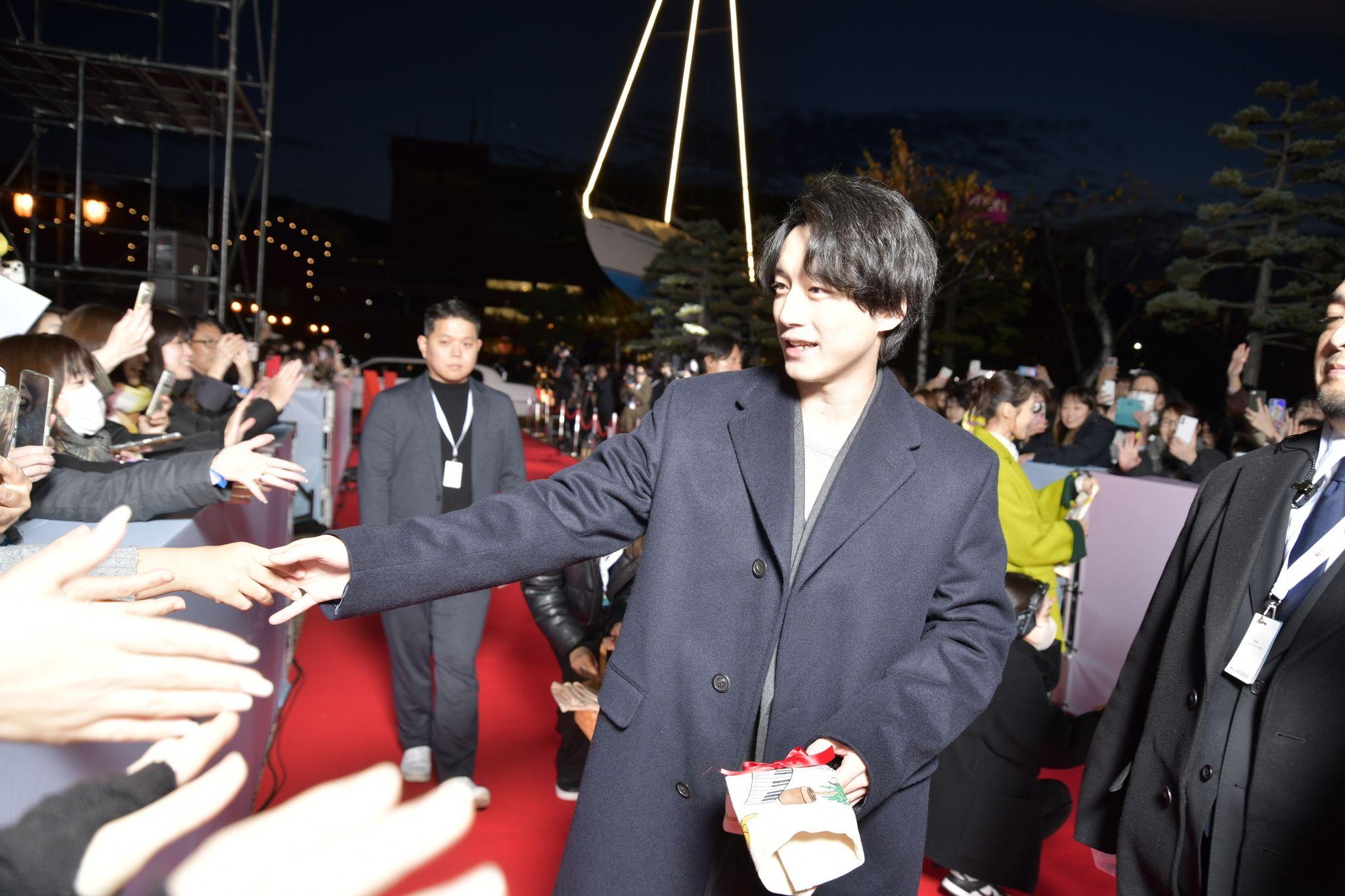 坂口健太郎行紅地毯大受歡迎。