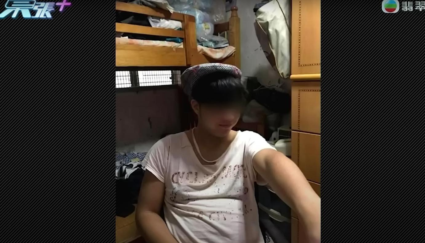 女友指阿強因熱愛打機而經常「課金」,導致債台高築。(無綫東張西望截圖)